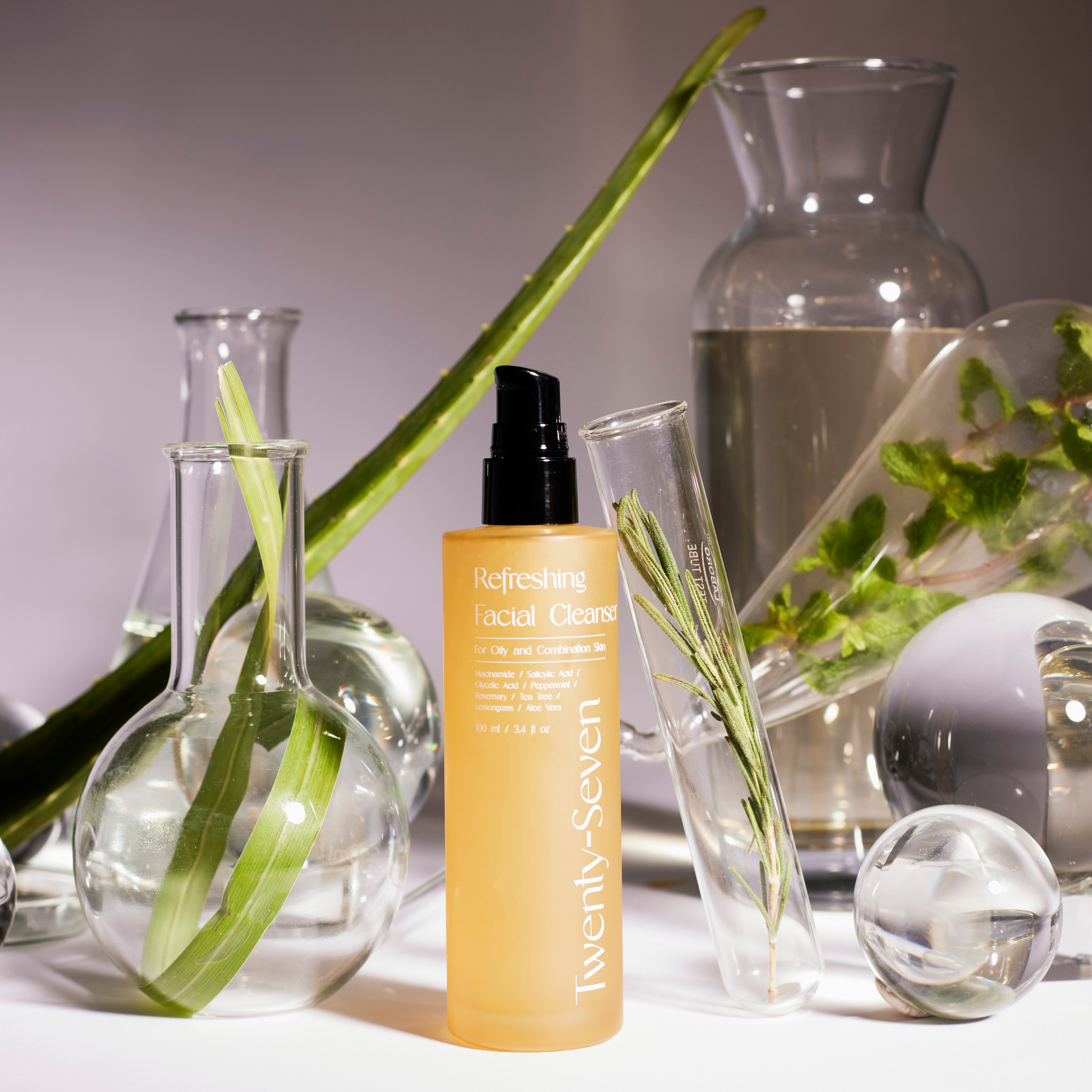 Nettoyant rafraîchissant pour le visage à la niacinamide, à l'acide salicylique et à l'acide glycolique (AHA)